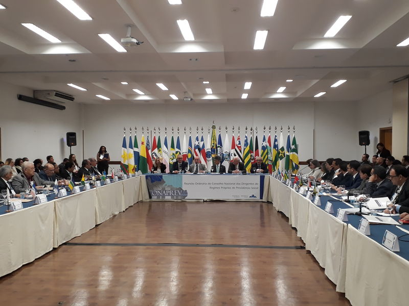 No encontro realizado em Curitiba, foram debatidos temas como a compensação previdenciária entre os RPPS e normas e procedimentos de gestão e equilíbrio atuarial. (Foto: Divulgação)