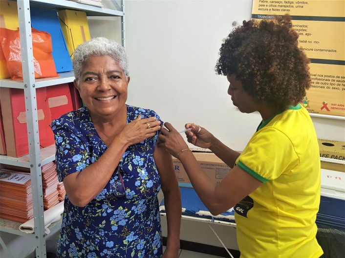 A aposentada Maria dos Remédios Beleza, 70, aproveitou a ida ao Centro Social do Servidor para se vacinar. 