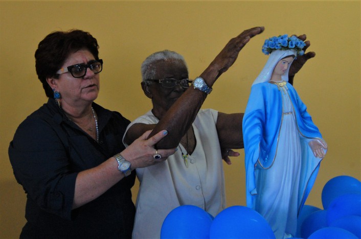 Constância Azevedo,97, a aposentada mais idosa presente ao evento, coroou a imagem de Nossa Senhora