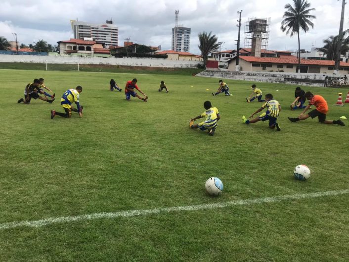 Aula de futebol no Centro Social dos Servidores