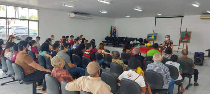 Participantes do PAI recebem estudantes de medicina no auditório do Centro Social