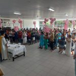 Vista geral do auditório do Centro Social, mostrando as pessoas participando da celebração