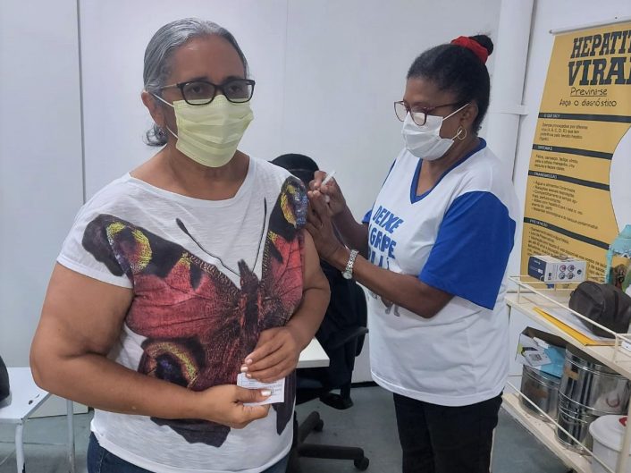 Servidora aposentada toma vacina contra gripe no Centro Social dos Servidores